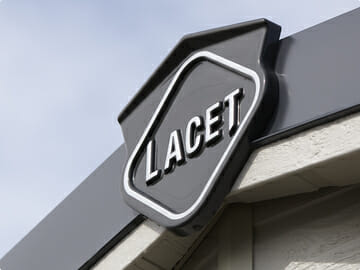 Lacet Logo als Schild auf Mobilheim